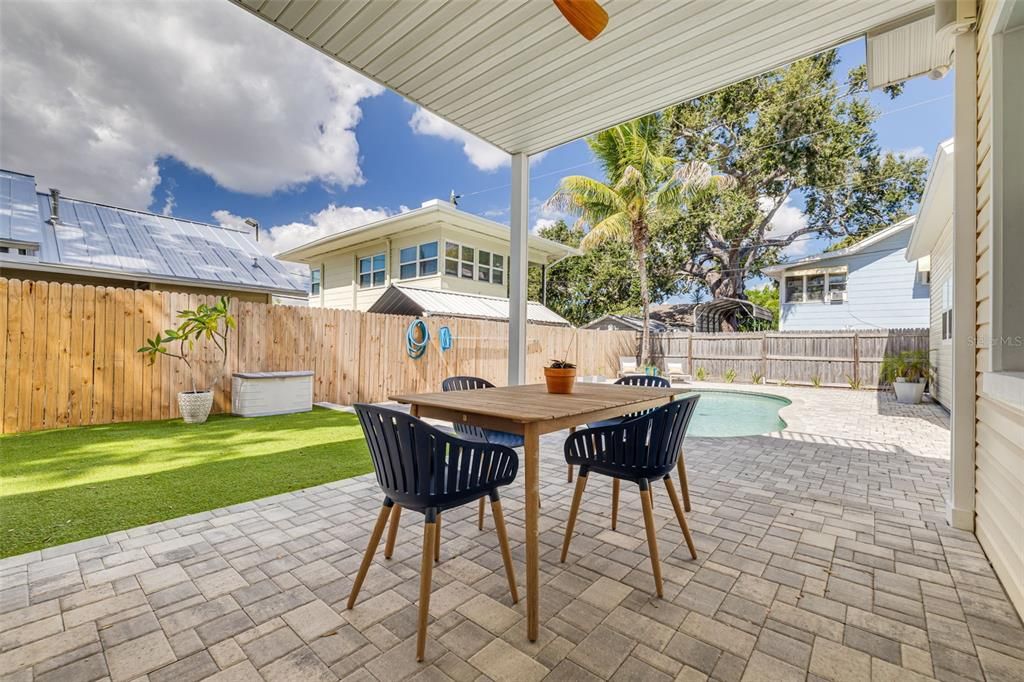 合同活跃: $1,050,000 (4 贝兹, 3 浴室, 2329 平方英尺)