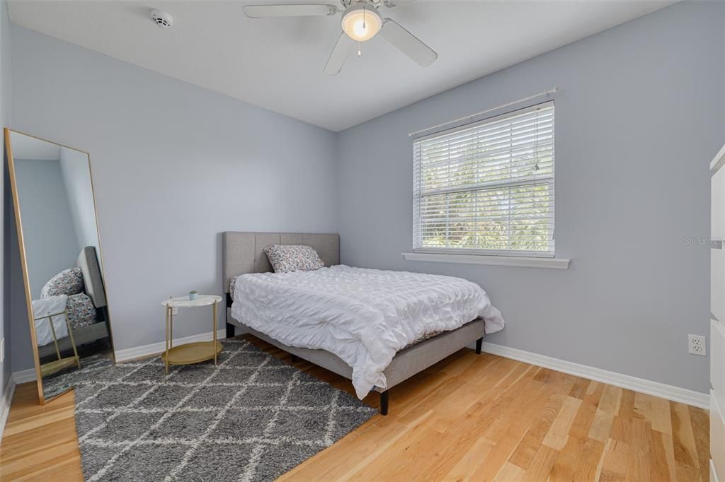 合同活跃: $1,050,000 (4 贝兹, 3 浴室, 2329 平方英尺)