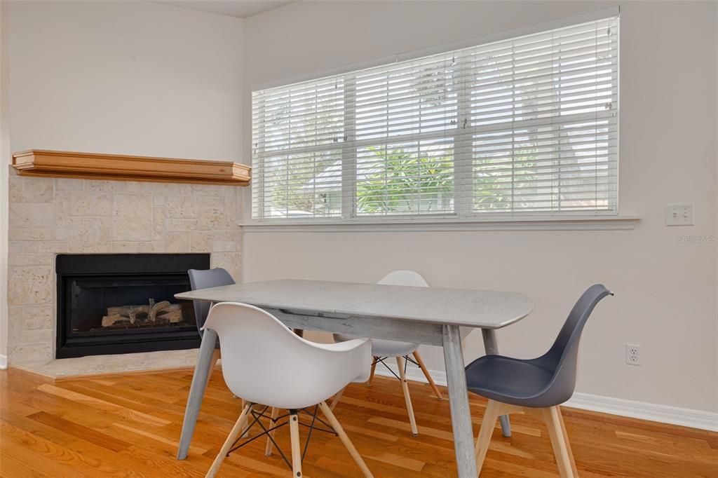 合同活跃: $1,050,000 (4 贝兹, 3 浴室, 2329 平方英尺)