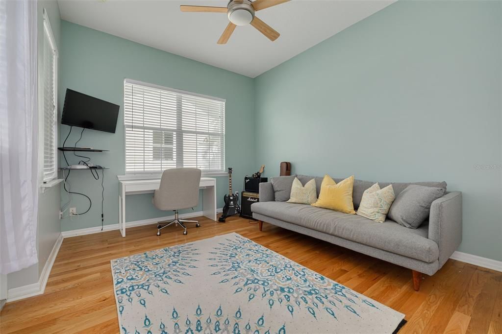 合同活跃: $1,050,000 (4 贝兹, 3 浴室, 2329 平方英尺)