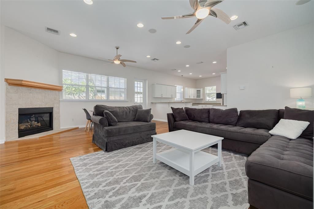 合同活跃: $1,050,000 (4 贝兹, 3 浴室, 2329 平方英尺)