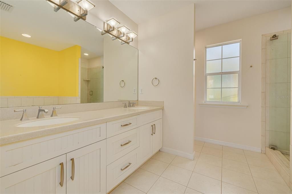 合同活跃: $1,050,000 (4 贝兹, 3 浴室, 2329 平方英尺)