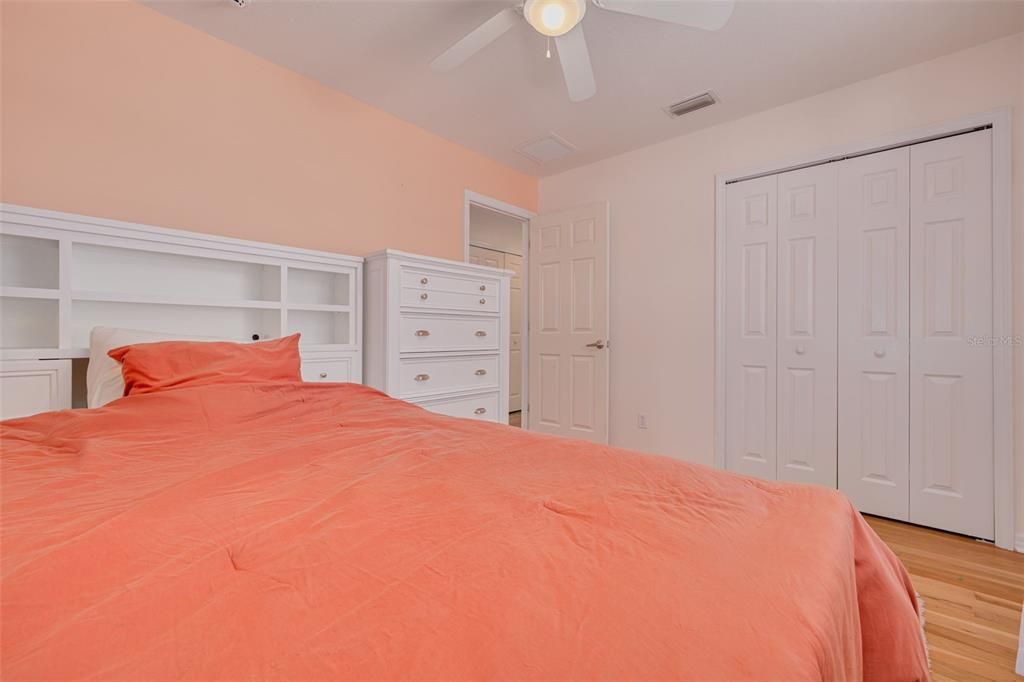 合同活跃: $1,050,000 (4 贝兹, 3 浴室, 2329 平方英尺)