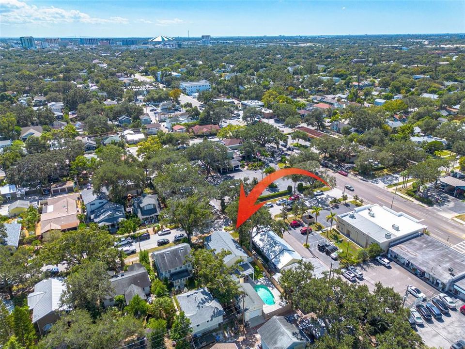 合同活跃: $1,050,000 (4 贝兹, 3 浴室, 2329 平方英尺)