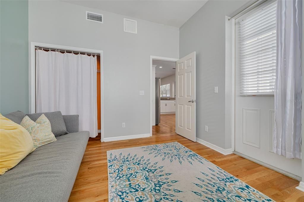 合同活跃: $1,050,000 (4 贝兹, 3 浴室, 2329 平方英尺)