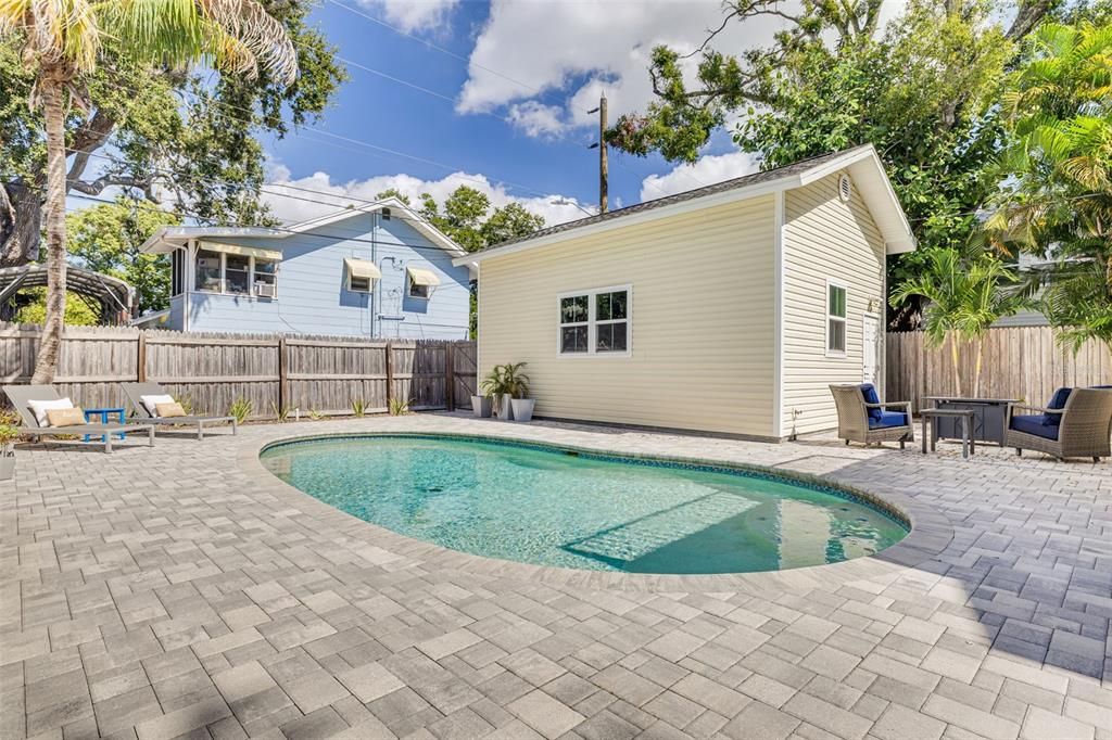 合同活跃: $1,050,000 (4 贝兹, 3 浴室, 2329 平方英尺)