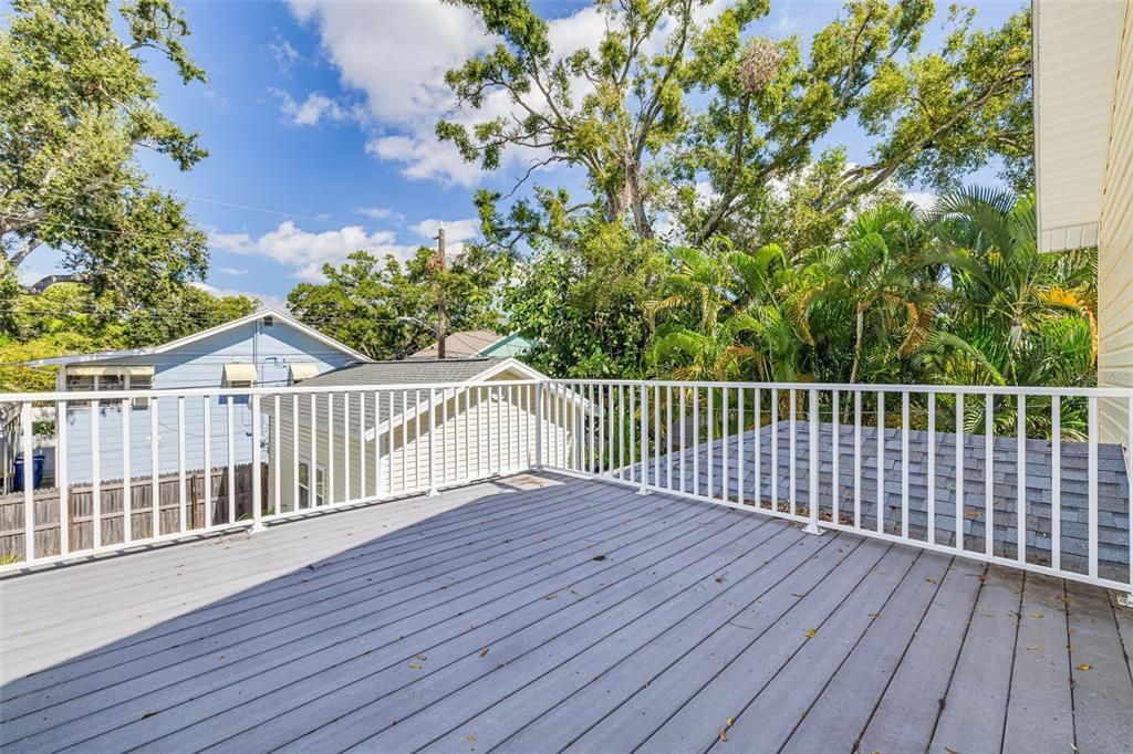 合同活跃: $1,050,000 (4 贝兹, 3 浴室, 2329 平方英尺)