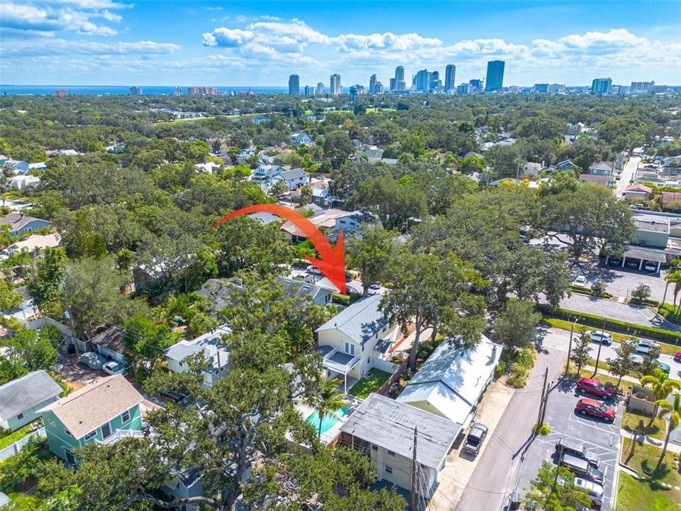 合同活跃: $1,050,000 (4 贝兹, 3 浴室, 2329 平方英尺)