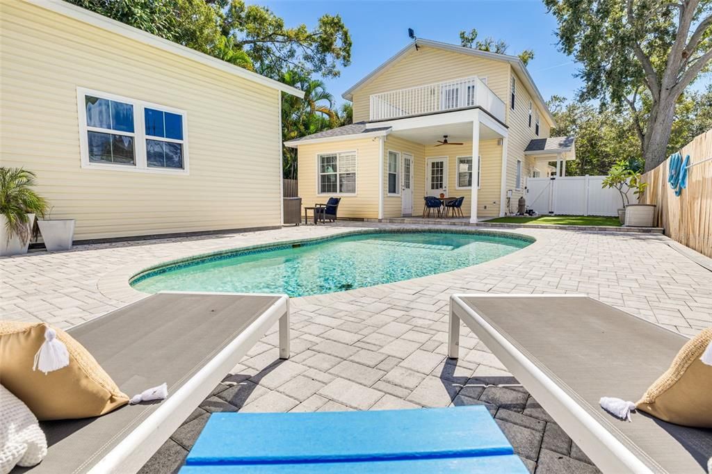 合同活跃: $1,050,000 (4 贝兹, 3 浴室, 2329 平方英尺)