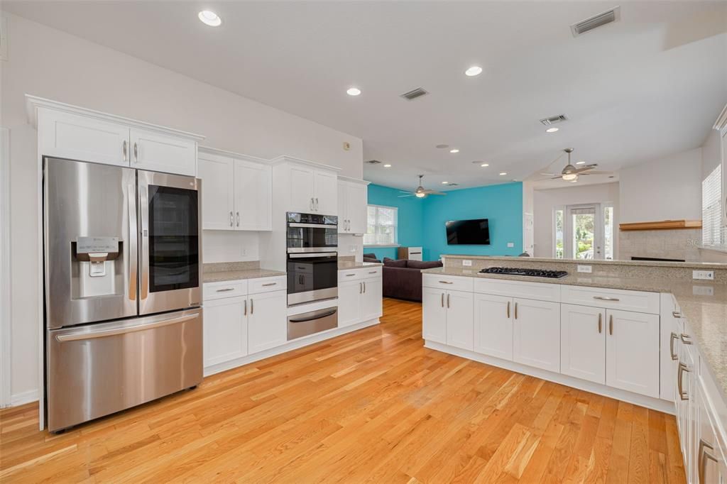 合同活跃: $1,050,000 (4 贝兹, 3 浴室, 2329 平方英尺)