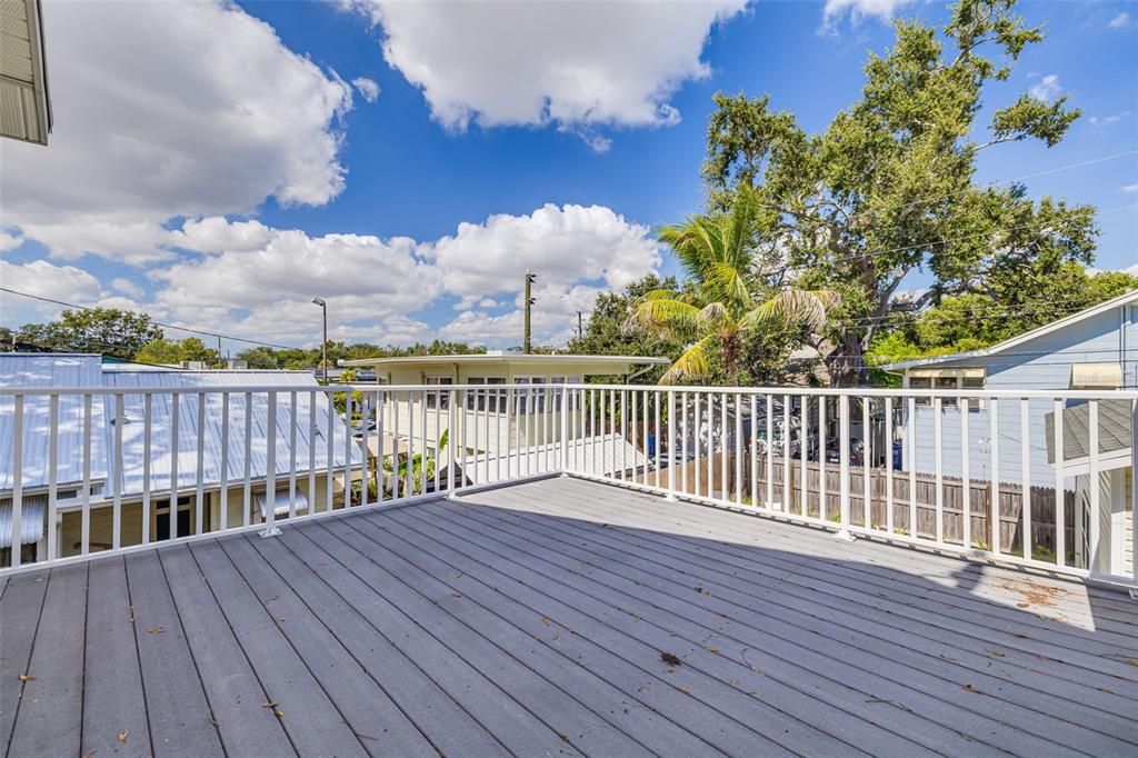 合同活跃: $1,050,000 (4 贝兹, 3 浴室, 2329 平方英尺)