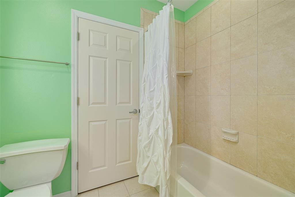 合同活跃: $1,050,000 (4 贝兹, 3 浴室, 2329 平方英尺)