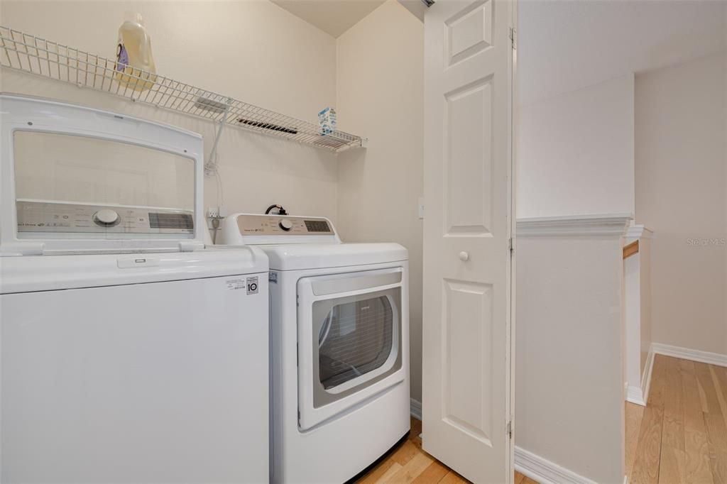 合同活跃: $1,050,000 (4 贝兹, 3 浴室, 2329 平方英尺)