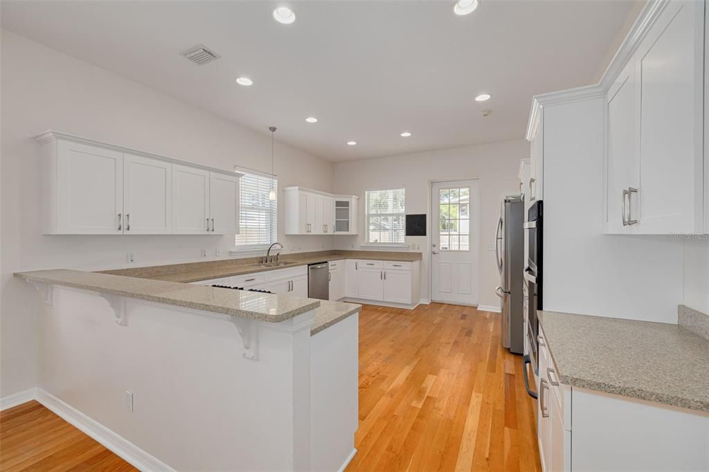 合同活跃: $1,050,000 (4 贝兹, 3 浴室, 2329 平方英尺)