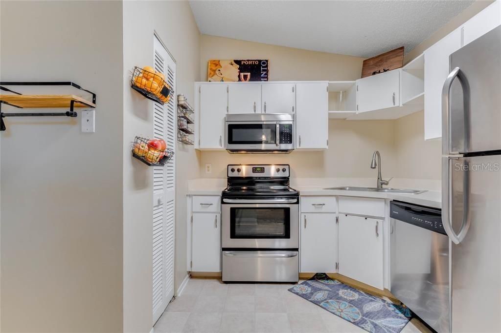 待售: $349,999 (4 贝兹, 2 浴室, 1586 平方英尺)