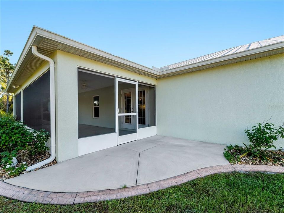 For Sale: $589,900 (5 beds, 3 baths, 2200 Square Feet)