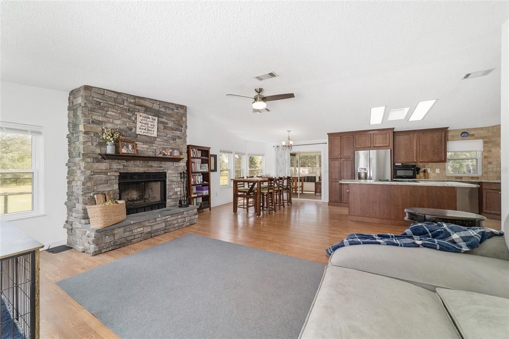 Active With Contract: $399,900 (2 beds, 2 baths, 1446 Square Feet)