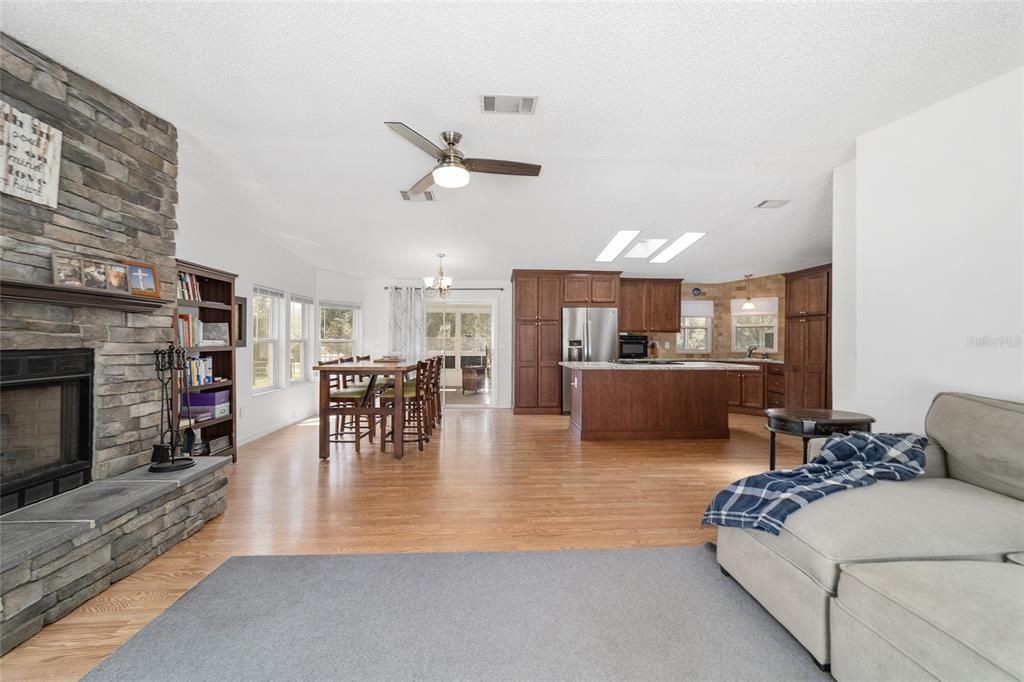 Active With Contract: $399,900 (2 beds, 2 baths, 1446 Square Feet)