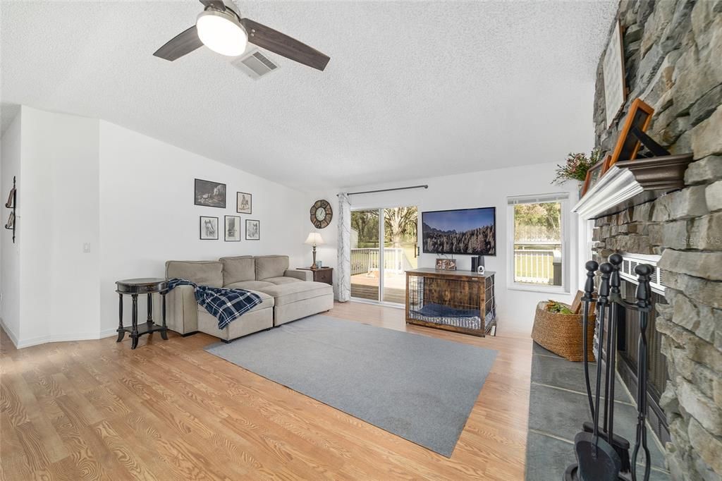 Active With Contract: $399,900 (2 beds, 2 baths, 1446 Square Feet)