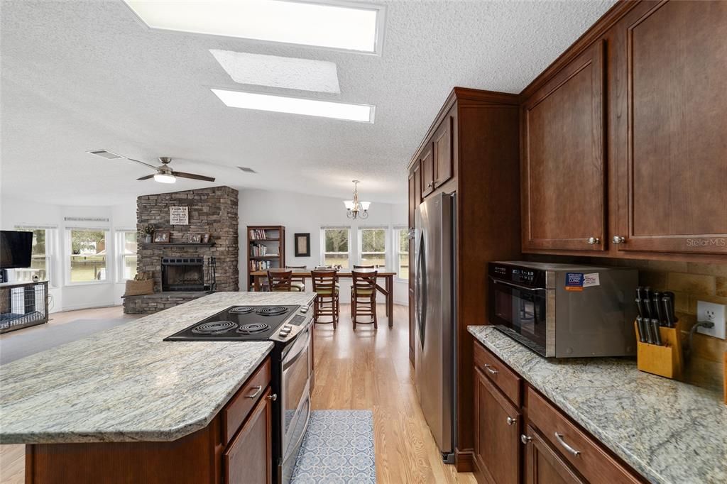 Active With Contract: $399,900 (2 beds, 2 baths, 1446 Square Feet)