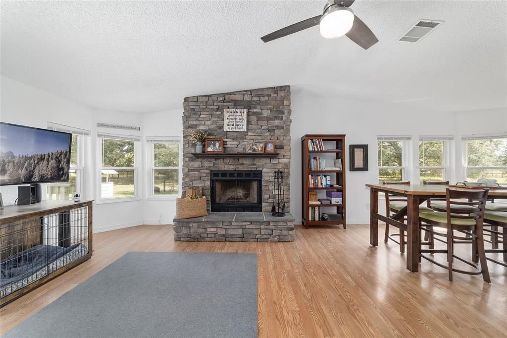 Active With Contract: $399,900 (2 beds, 2 baths, 1446 Square Feet)