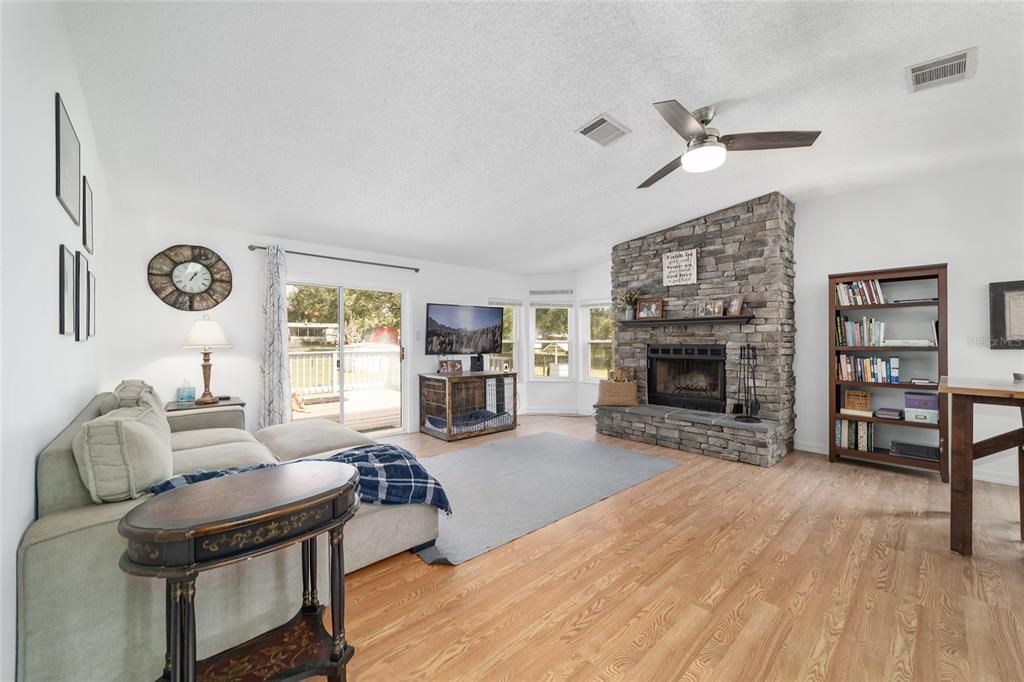 Active With Contract: $399,900 (2 beds, 2 baths, 1446 Square Feet)