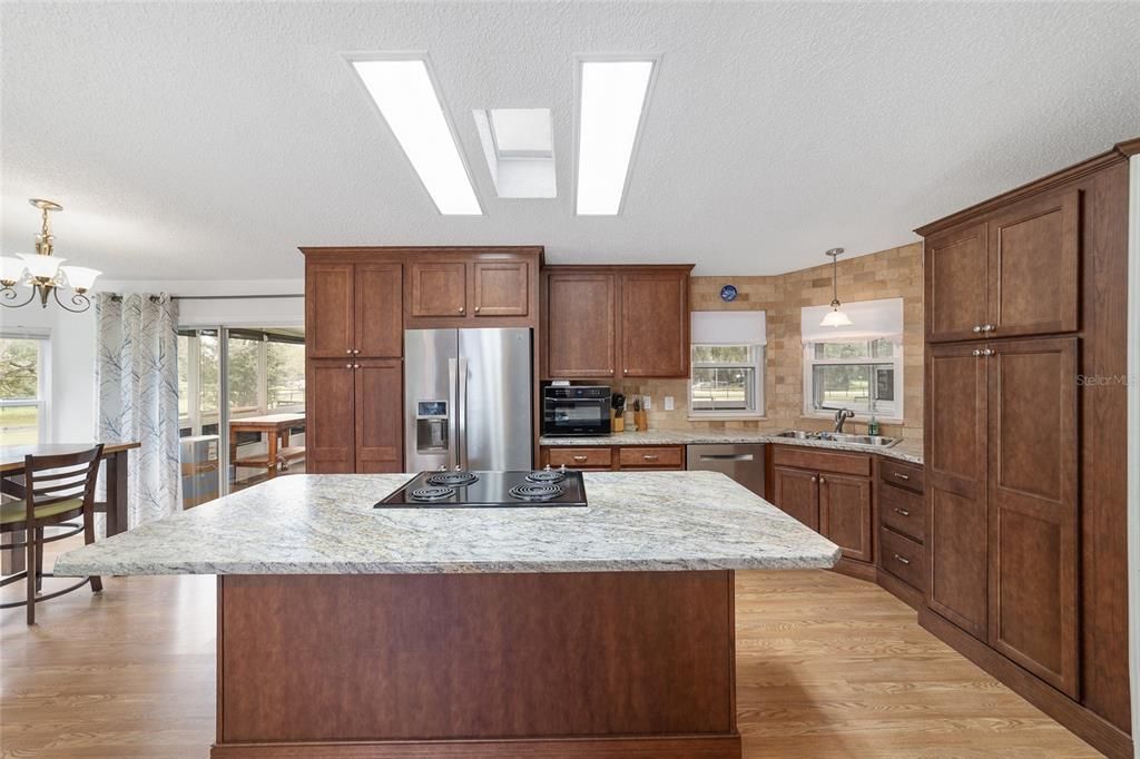 Active With Contract: $399,900 (2 beds, 2 baths, 1446 Square Feet)