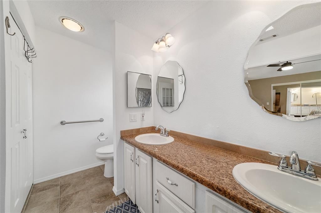 Active With Contract: $399,900 (2 beds, 2 baths, 1446 Square Feet)