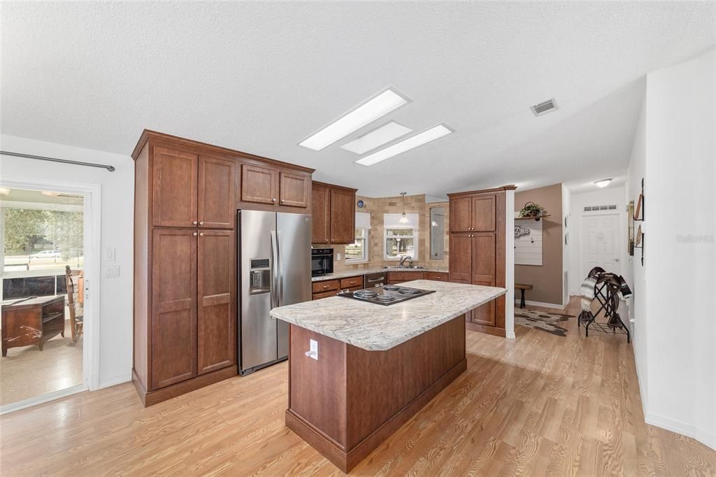 Active With Contract: $399,900 (2 beds, 2 baths, 1446 Square Feet)