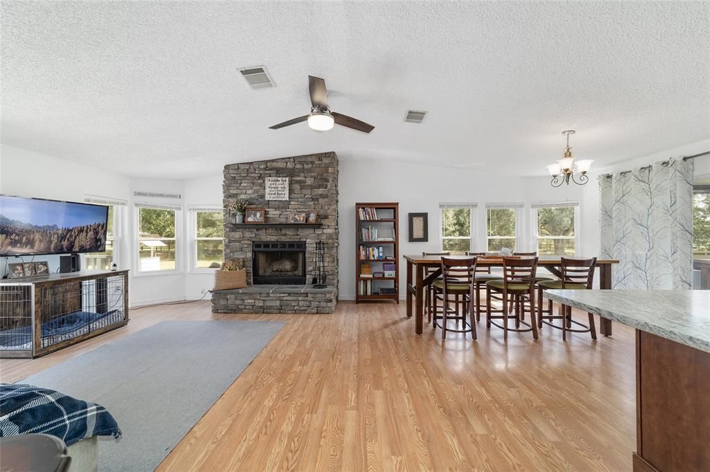 Active With Contract: $399,900 (2 beds, 2 baths, 1446 Square Feet)