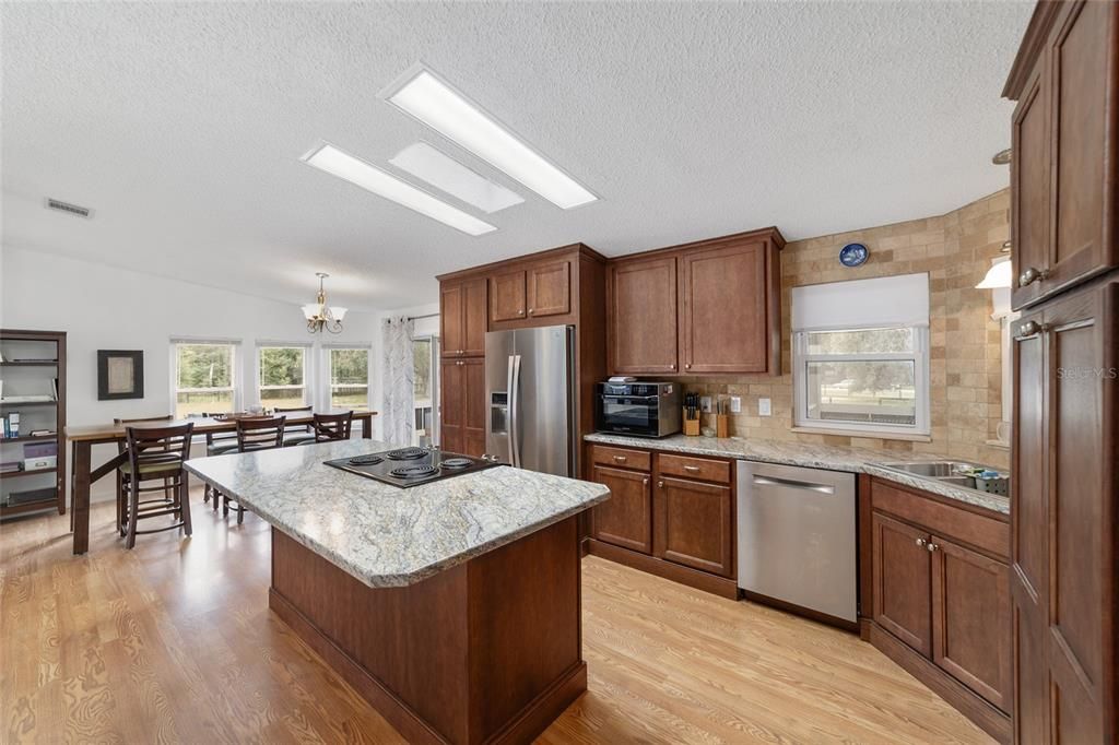 Active With Contract: $399,900 (2 beds, 2 baths, 1446 Square Feet)