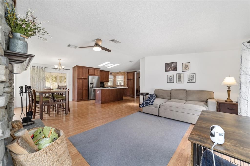 Active With Contract: $399,900 (2 beds, 2 baths, 1446 Square Feet)