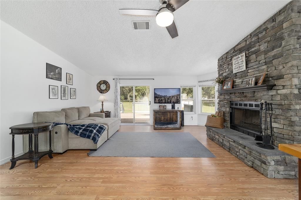 Active With Contract: $399,900 (2 beds, 2 baths, 1446 Square Feet)