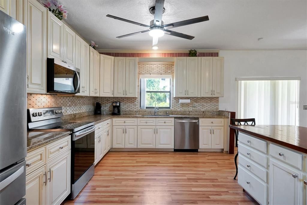 For Sale: $599,500 (3 beds, 2 baths, 2124 Square Feet)