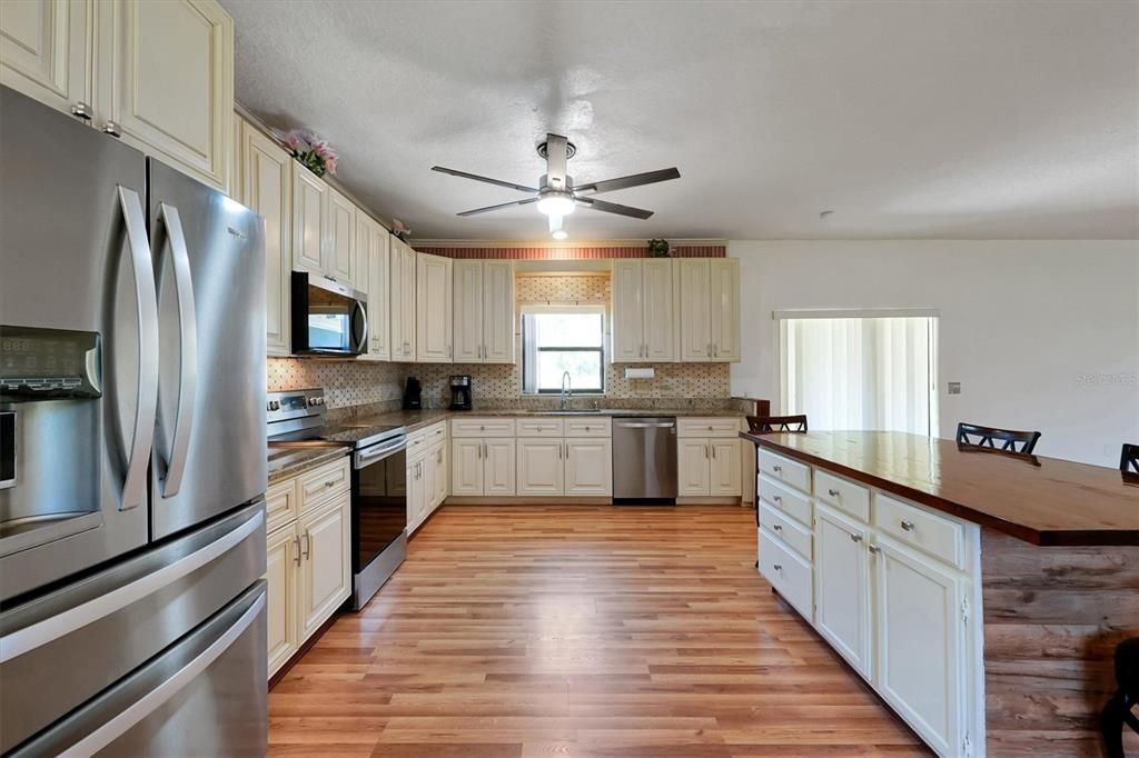 For Sale: $599,500 (3 beds, 2 baths, 2124 Square Feet)