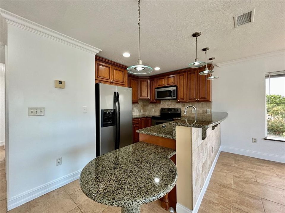 For Rent: $2,350 (2 beds, 1 baths, 1080 Square Feet)