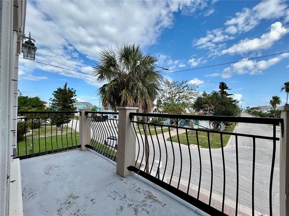 For Rent: $2,350 (2 beds, 1 baths, 1080 Square Feet)