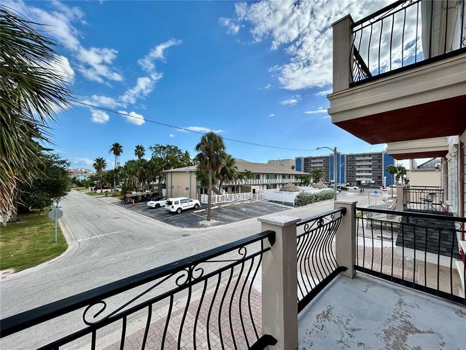 For Rent: $2,350 (2 beds, 1 baths, 1080 Square Feet)