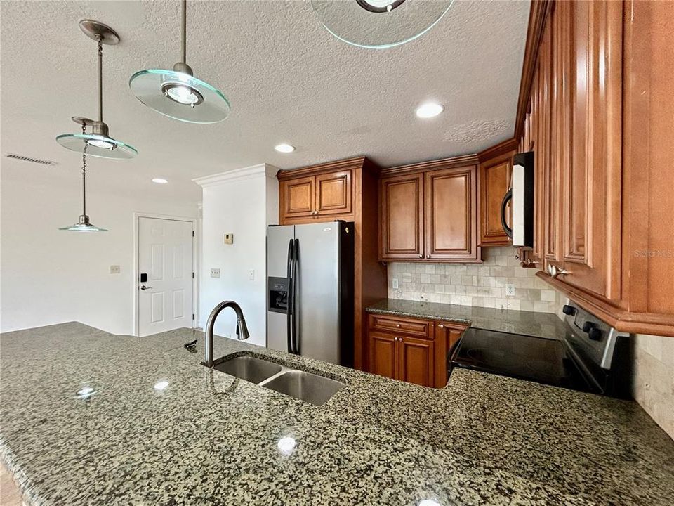 For Rent: $2,350 (2 beds, 1 baths, 1080 Square Feet)