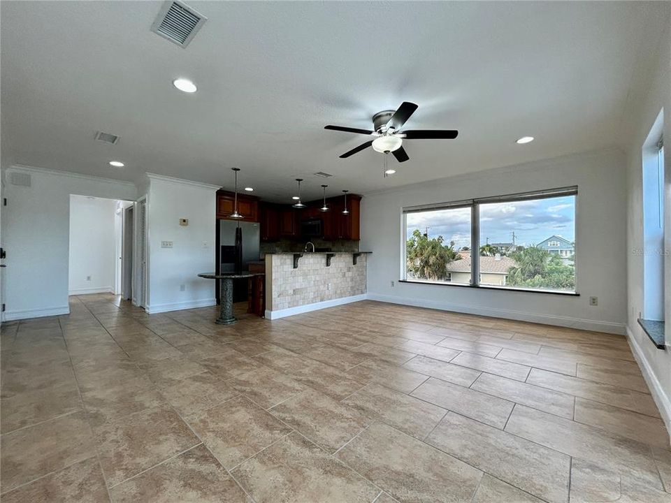 For Rent: $2,350 (2 beds, 1 baths, 1080 Square Feet)