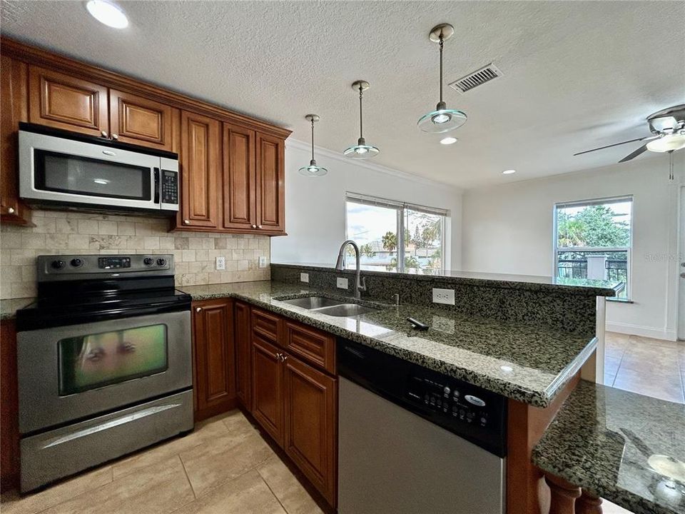 For Rent: $2,350 (2 beds, 1 baths, 1080 Square Feet)