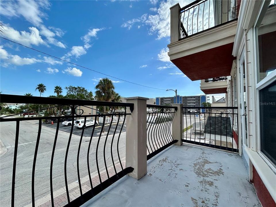 For Rent: $2,350 (2 beds, 1 baths, 1080 Square Feet)