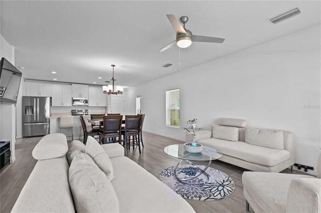 合同活跃: $289,000 (3 贝兹, 2 浴室, 1918 平方英尺)