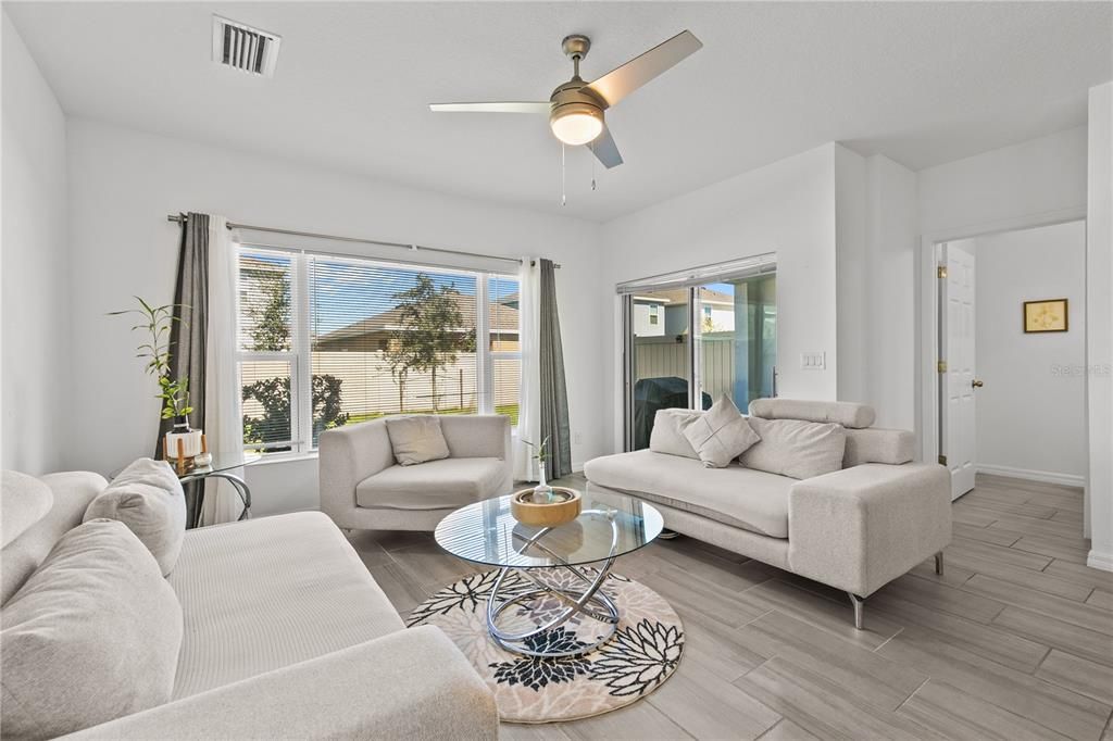 合同活跃: $289,000 (3 贝兹, 2 浴室, 1918 平方英尺)