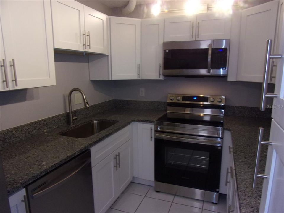 For Sale: $213,995 (2 beds, 2 baths, 1038 Square Feet)