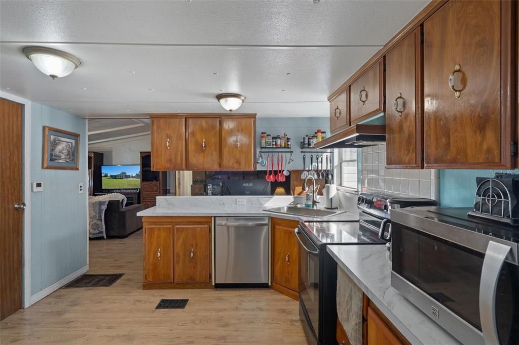 合同活跃: $234,900 (3 贝兹, 2 浴室, 1440 平方英尺)