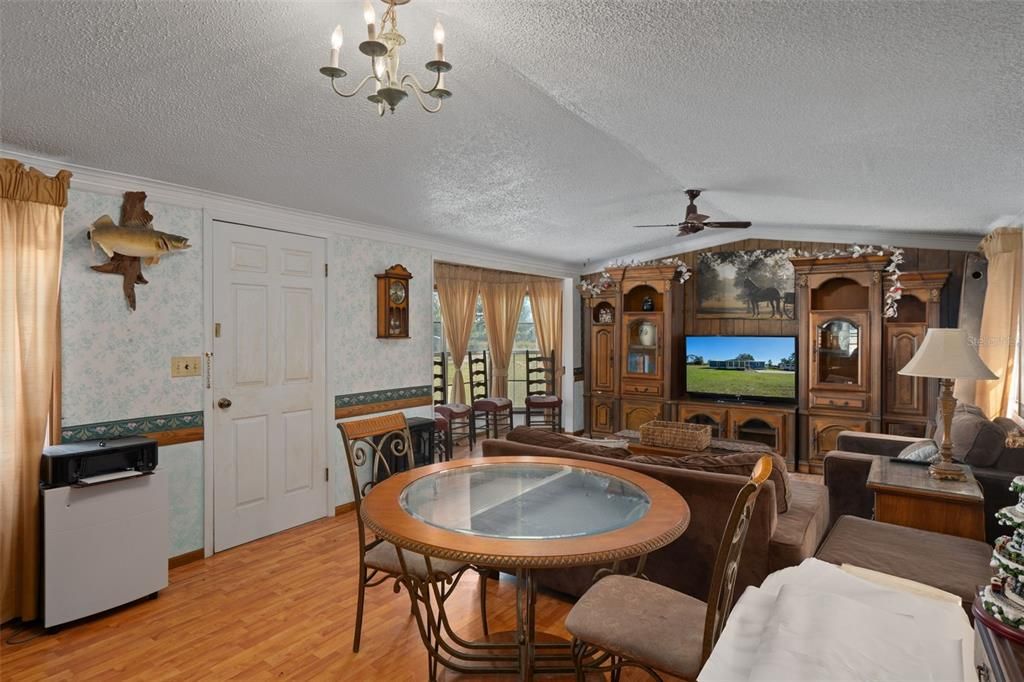 合同活跃: $234,900 (3 贝兹, 2 浴室, 1440 平方英尺)