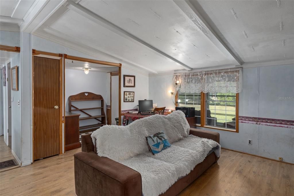 合同活跃: $234,900 (3 贝兹, 2 浴室, 1440 平方英尺)