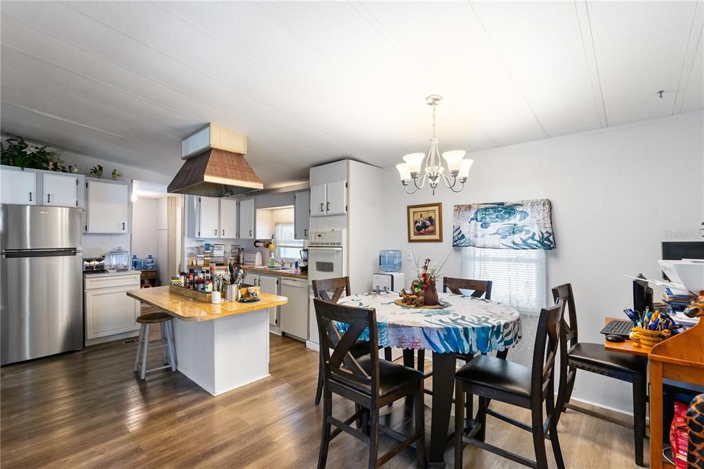 For Sale: $220,000 (2 beds, 2 baths, 1056 Square Feet)