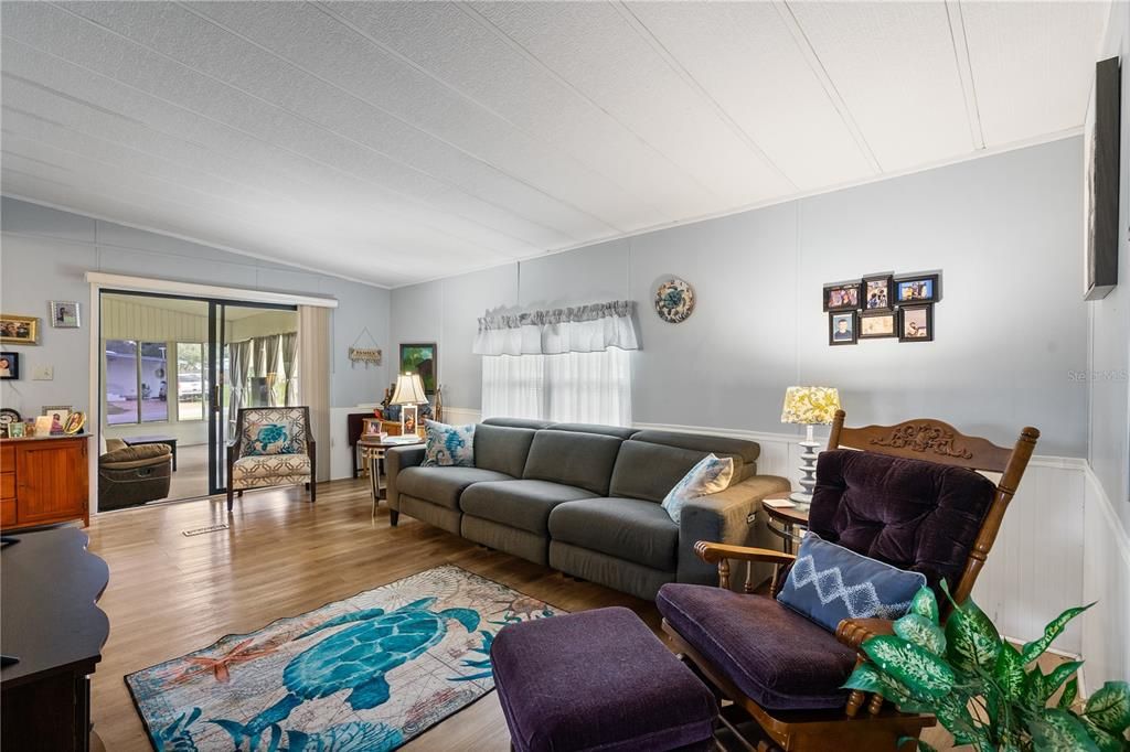 For Sale: $220,000 (2 beds, 2 baths, 1056 Square Feet)